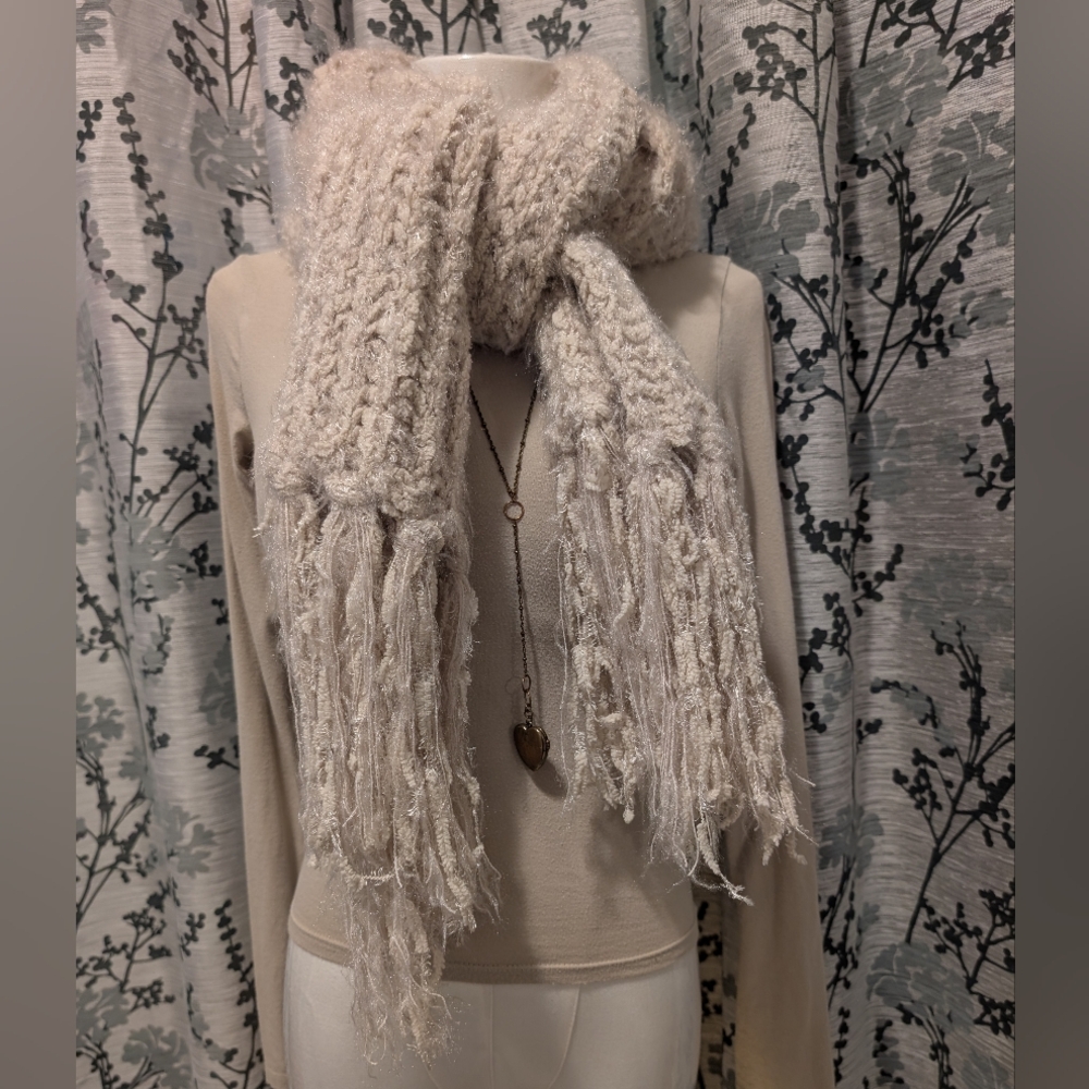 🧶 Plush Knit Beige Scarf - Picture 6 of 6
